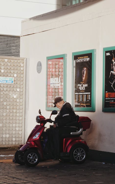 Senior man on scooter - does Medicare cover mobility scooters